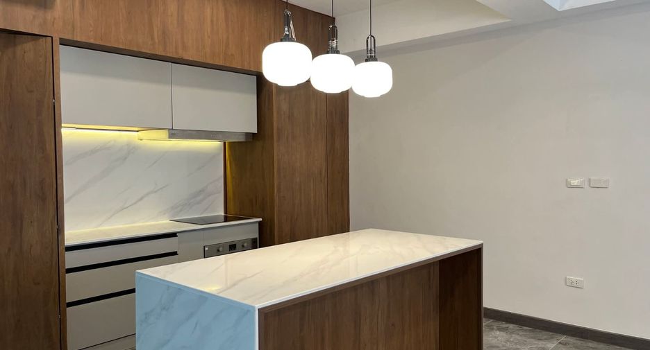 For rent 4 bedrooms house in Watthana, Bangkok
