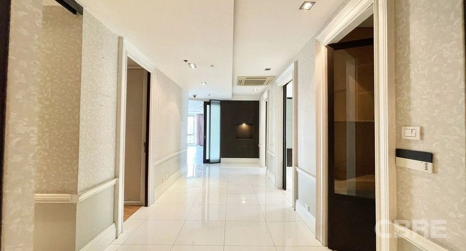 For sale 3 bedrooms condo in Khlong Toei, Bangkok