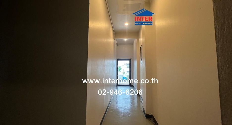 For sale 9 bedrooms townhouse in Wang Thonglang, Bangkok