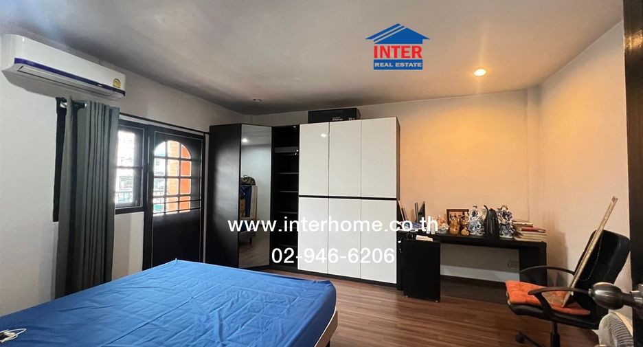 For sale 9 bedrooms townhouse in Wang Thonglang, Bangkok