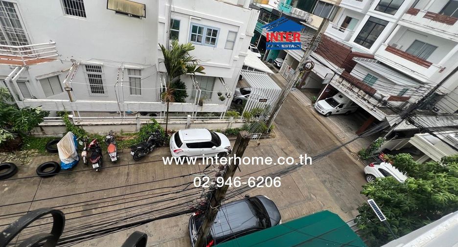 For sale 9 bedrooms townhouse in Wang Thonglang, Bangkok
