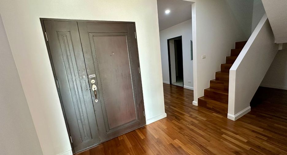 For sale 3 bedrooms condo in Watthana, Bangkok