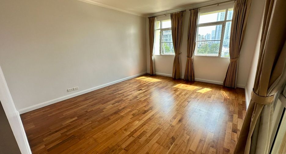 For sale 3 bedrooms condo in Watthana, Bangkok