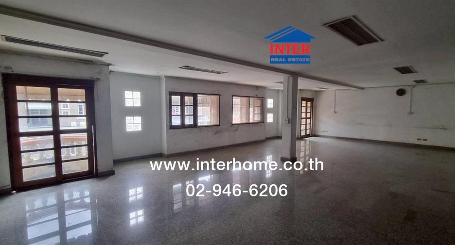 For sale studio townhouse in Bang Phlat, Bangkok