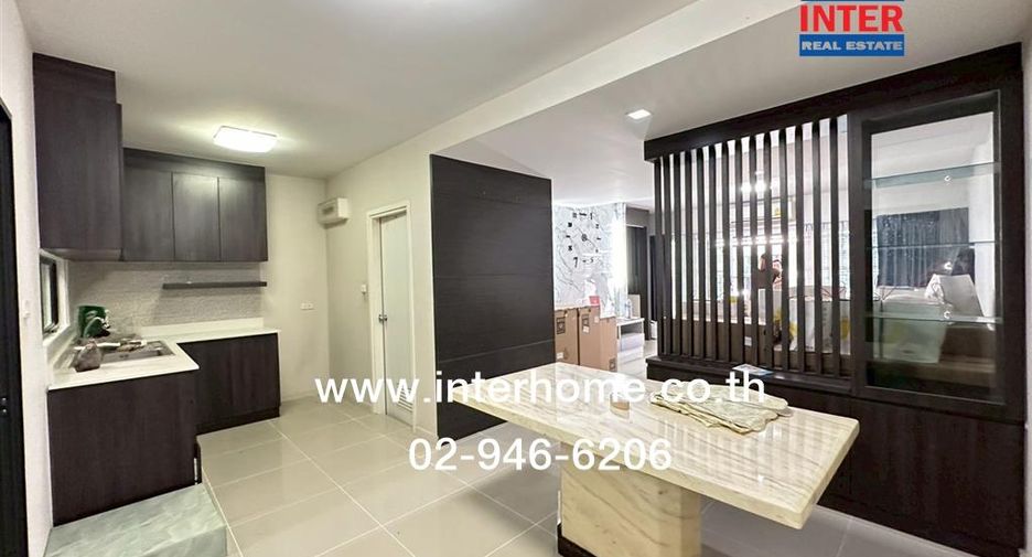 For sale 4 bedrooms townhouse in Mueang Nonthaburi, Nonthaburi