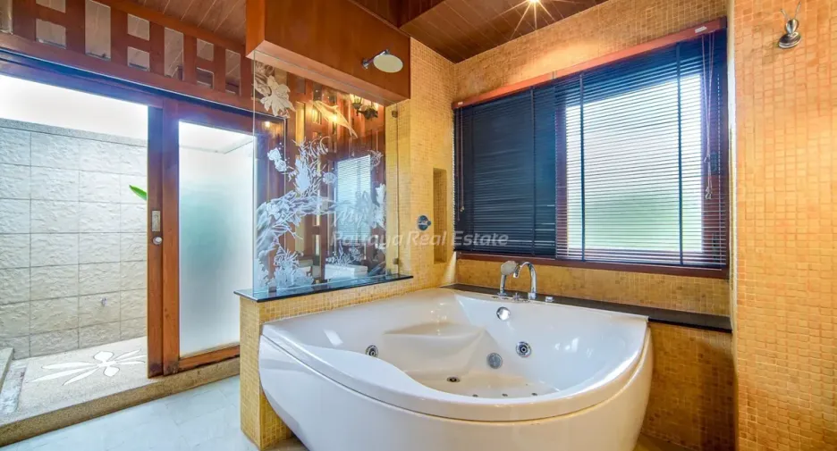 For sale 4 bedrooms house in Bang Lamung, Chonburi