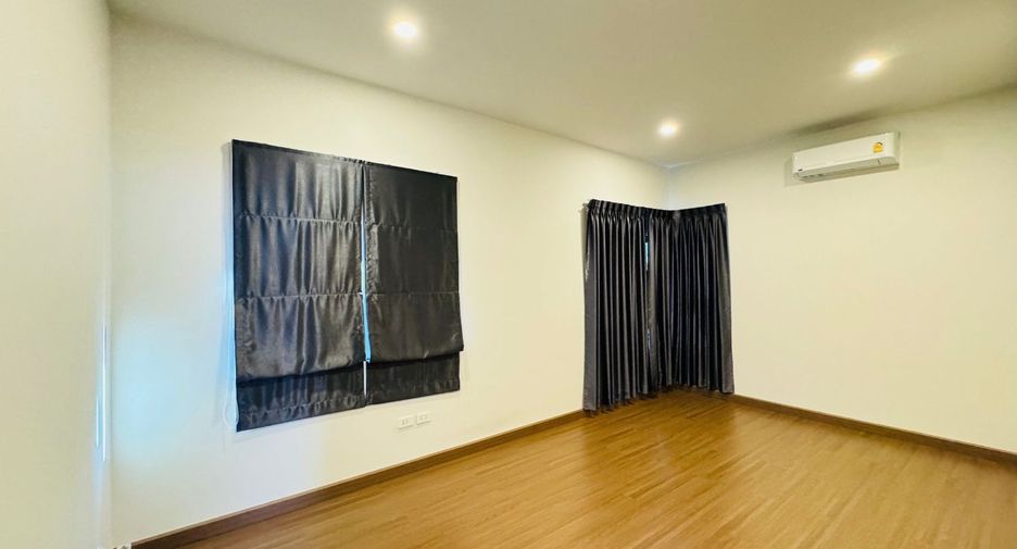 For sale 4 bedrooms house in Khlong Sam Wa, Bangkok