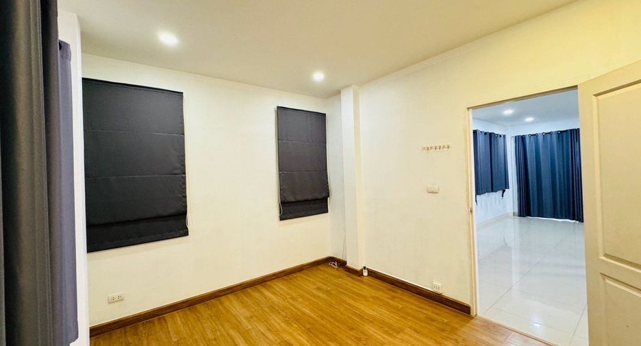 Haus zum Kauf mit 4 Zimmer in Khlong Sam Wa, Bangkok