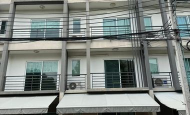 For rent 3 bedrooms townhouse in Suan Luang, Bangkok