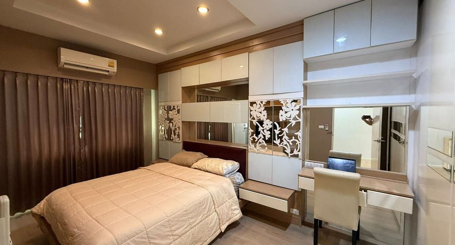 For rent 3 bedrooms townhouse in Suan Luang, Bangkok