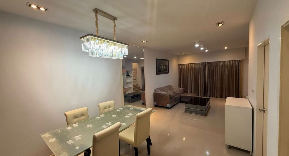 For rent 3 bedrooms townhouse in Suan Luang, Bangkok