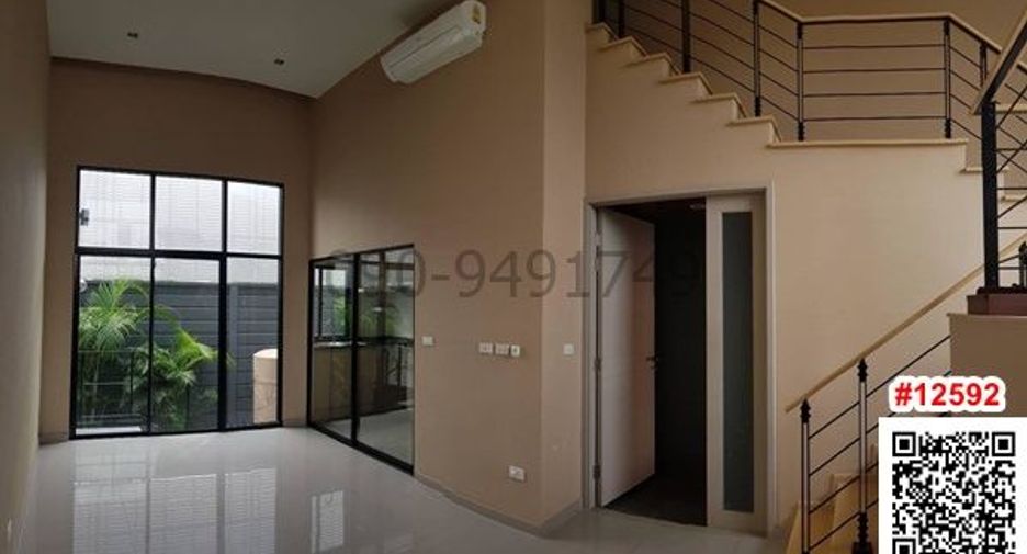 For rent 3 bedrooms townhouse in Suan Luang, Bangkok