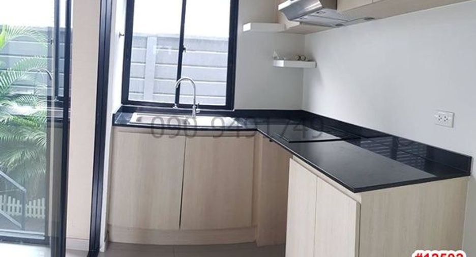 For rent 3 bedrooms townhouse in Suan Luang, Bangkok