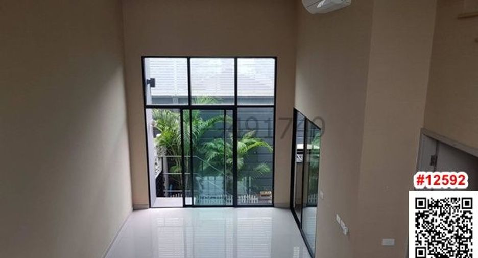 For rent 3 bedrooms townhouse in Suan Luang, Bangkok