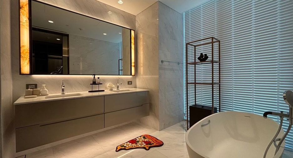 For rent 3 bedrooms condo in Pathum Wan, Bangkok