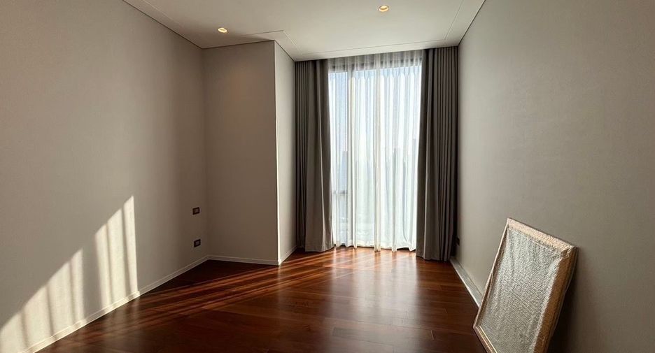 For rent 3 bedrooms condo in Pathum Wan, Bangkok