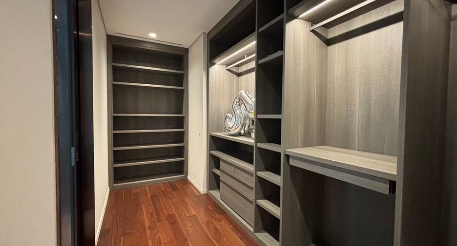 For rent 3 bedrooms condo in Pathum Wan, Bangkok