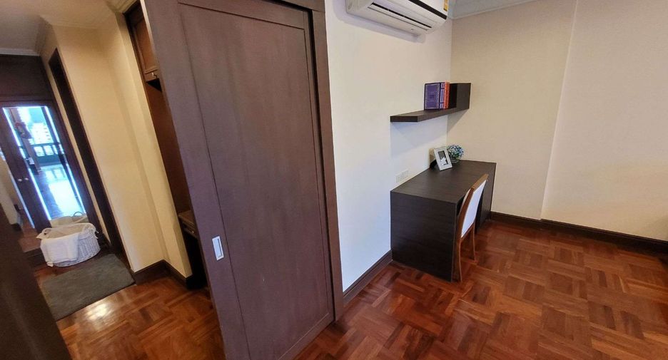 For rent 4 bedrooms apartment in Pathum Wan, Bangkok