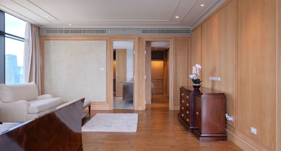 For rent 3 bedrooms condo in Pathum Wan, Bangkok