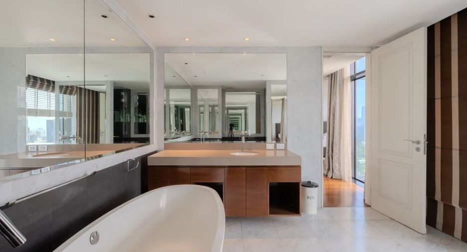 For rent 3 bedrooms condo in Pathum Wan, Bangkok