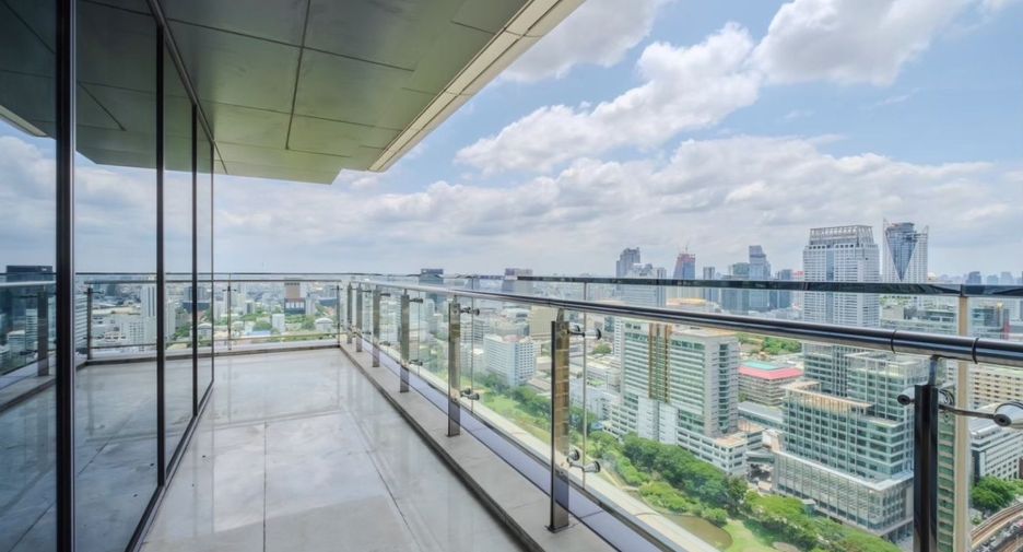 For rent 3 bedrooms condo in Pathum Wan, Bangkok