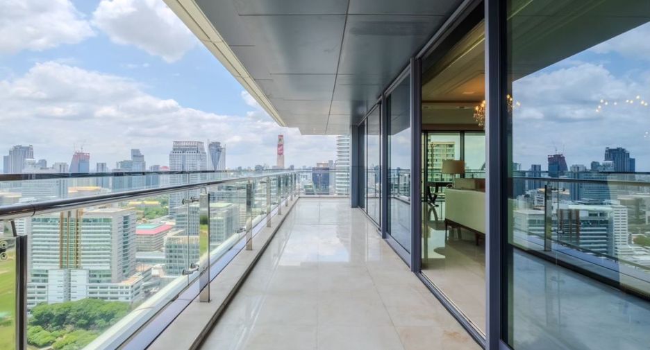 For rent 3 bedrooms condo in Pathum Wan, Bangkok