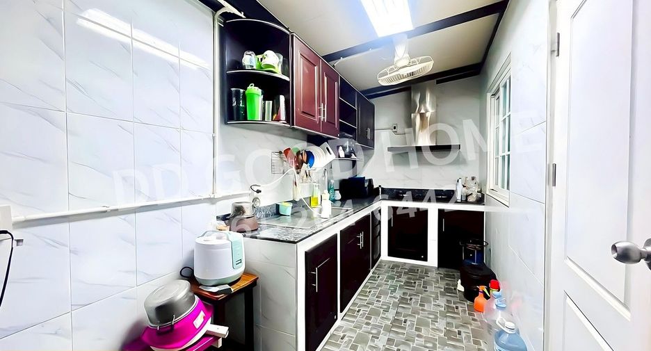 For sale 4 bedrooms townhouse in Sai Noi, Nonthaburi