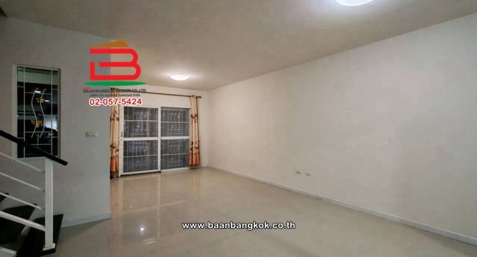 Casa adosada en venta de 3 habitaciones en Mueang Pathum Thani, Pathum Thani