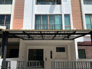 Casa adosada en alquiler de 3 habitaciones en Phra Khanong, Bangkok
