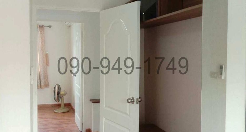 For rent 3 bedrooms townhouse in Phra Khanong, Bangkok