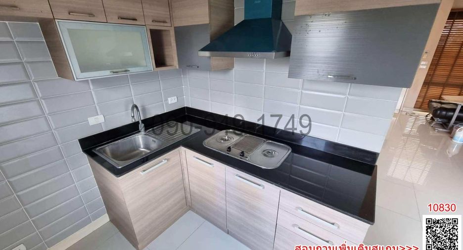 For rent 3 bedrooms townhouse in Phra Khanong, Bangkok