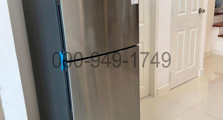 For rent 3 bedrooms townhouse in Phra Khanong, Bangkok