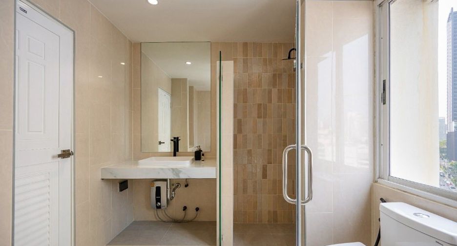 For sale 3 bedrooms condo in Watthana, Bangkok
