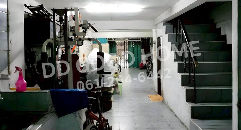 For sale 3 bedrooms retail Space in Phasi Charoen, Bangkok