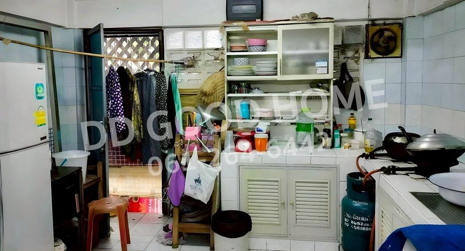 For sale 3 bedrooms retail Space in Phasi Charoen, Bangkok