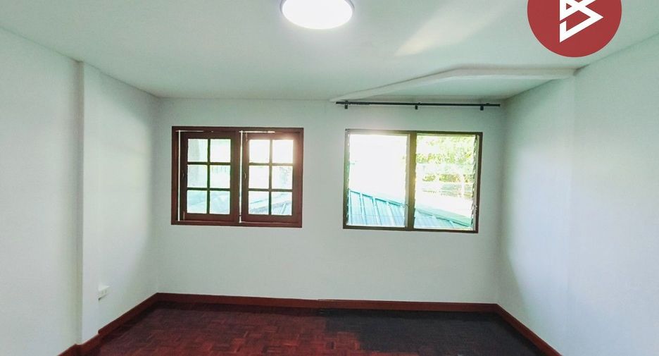 Casa adosada en venta de estudio en Bang Phli, Samut Prakan