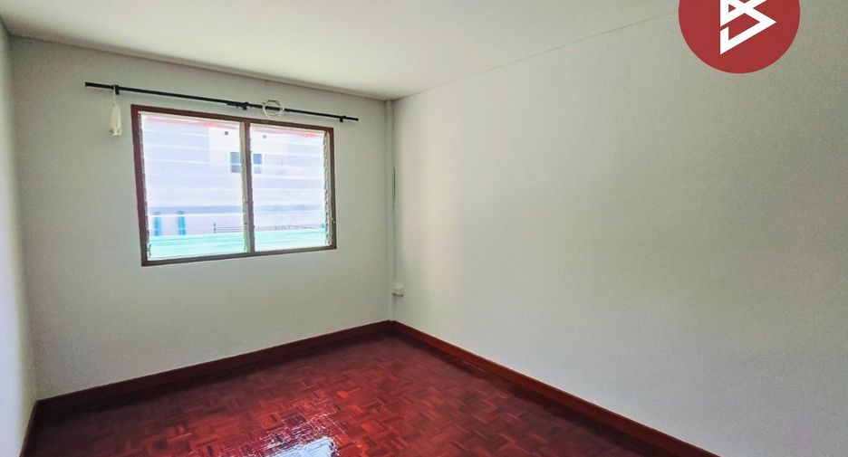 Casa adosada en venta de estudio en Bang Phli, Samut Prakan