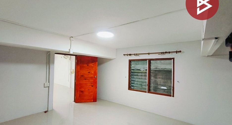 Casa adosada en venta de estudio en Bang Phli, Samut Prakan