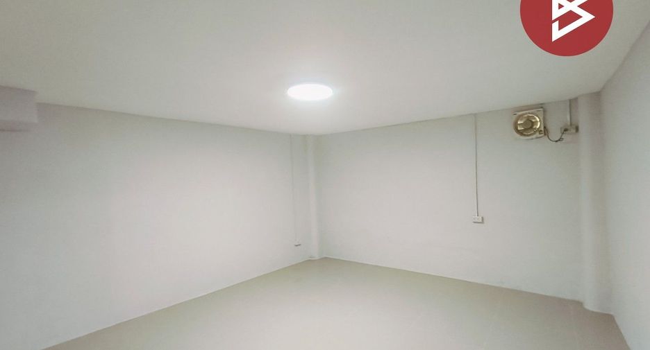 Casa adosada en venta de estudio en Bang Phli, Samut Prakan