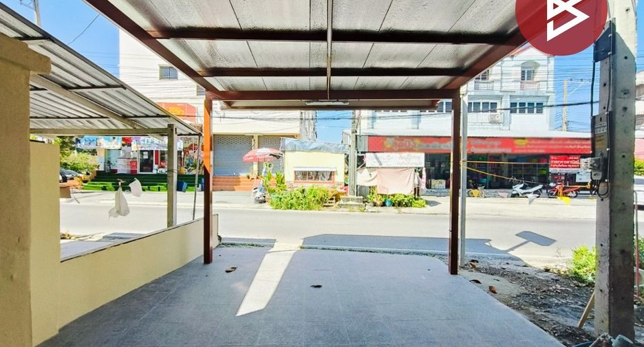 Casa adosada en venta de estudio en Bang Phli, Samut Prakan