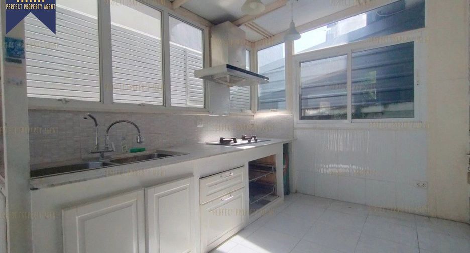 Продажа 4 спальни таунхаус в Сапхан Сунг, Бангкок
