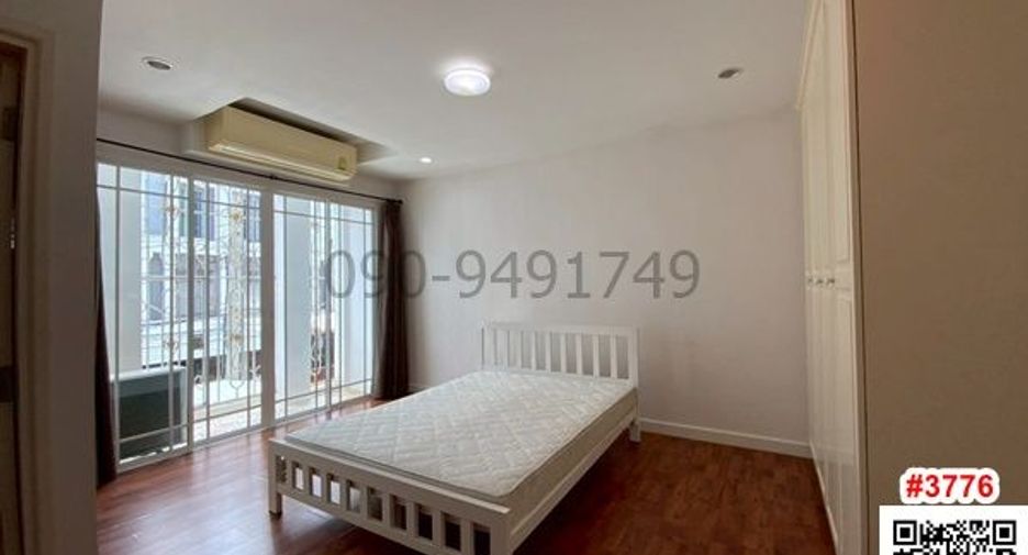 Casa adosada en alquiler de 3 habitaciones en Bangkok Yai, Bangkok