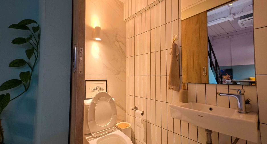 For sale 4 bedrooms townhouse in Watthana, Bangkok