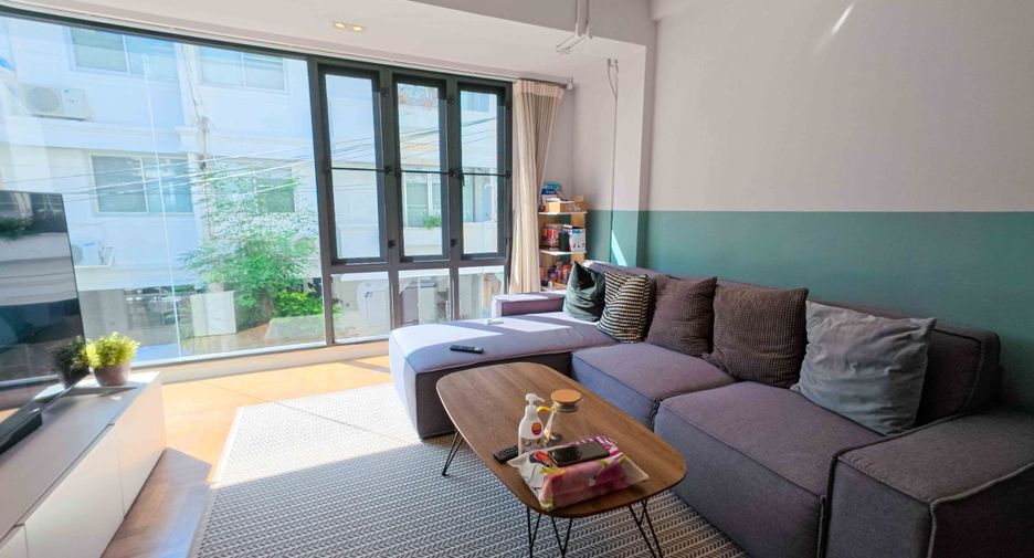 For sale 4 bedrooms townhouse in Watthana, Bangkok