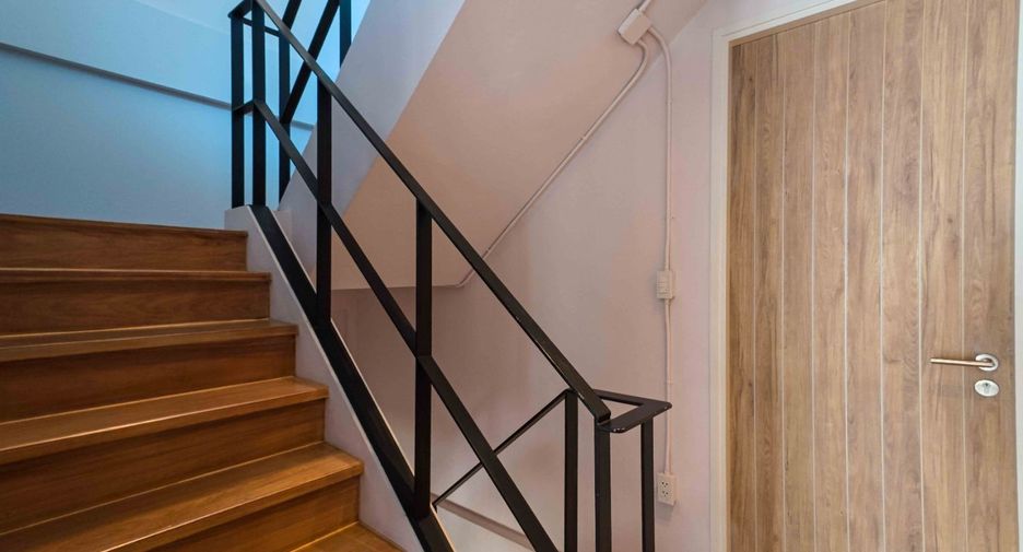 For sale 4 bedrooms townhouse in Watthana, Bangkok