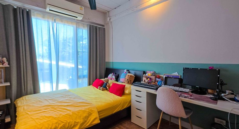For sale 4 bedrooms townhouse in Watthana, Bangkok