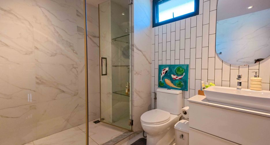 For sale 4 bedrooms townhouse in Watthana, Bangkok