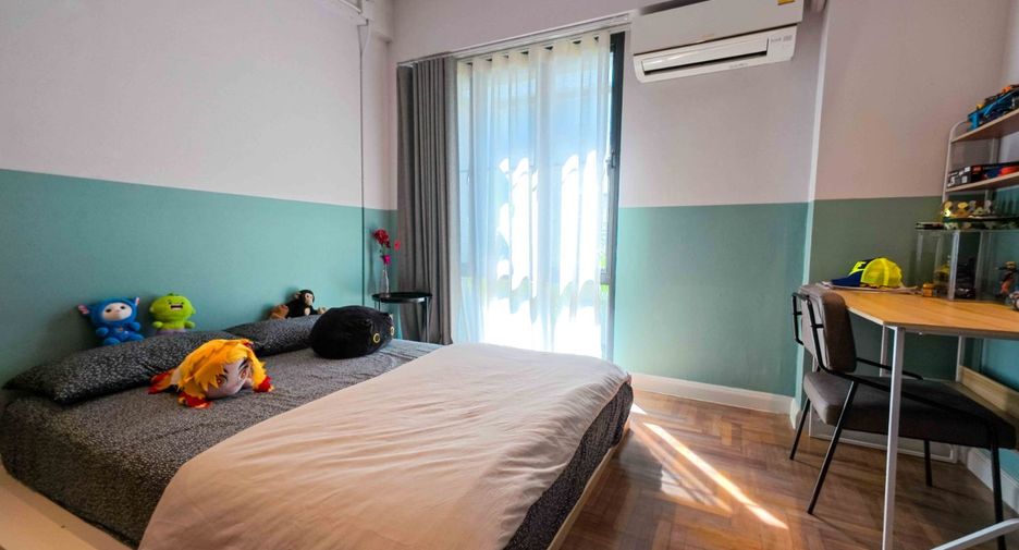 For sale 4 bedrooms townhouse in Watthana, Bangkok