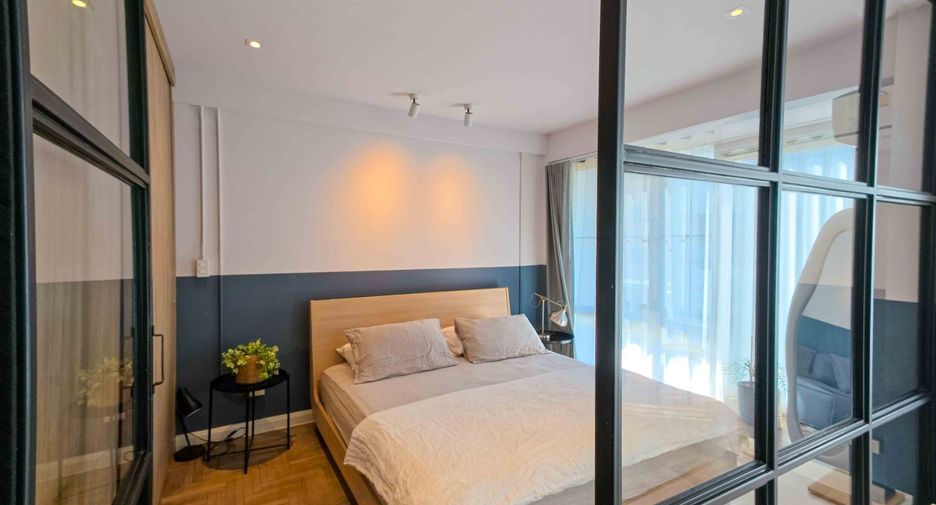 For sale 4 bedrooms townhouse in Watthana, Bangkok