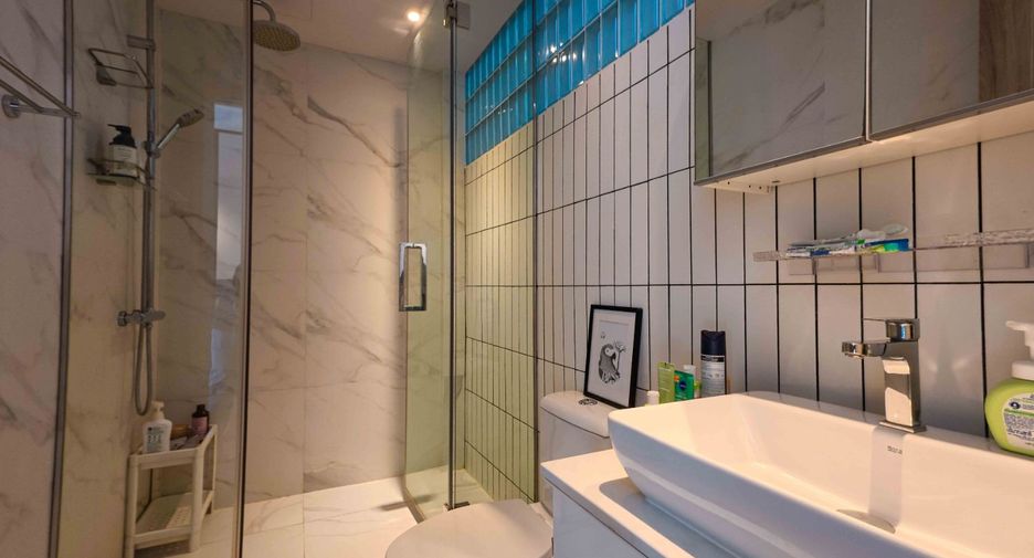For sale 4 bedrooms townhouse in Watthana, Bangkok
